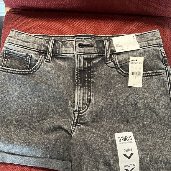 BRAND NEW, never worn black Express jean shorts. Button and zip closure. Size 4 - Picture 5 of 6